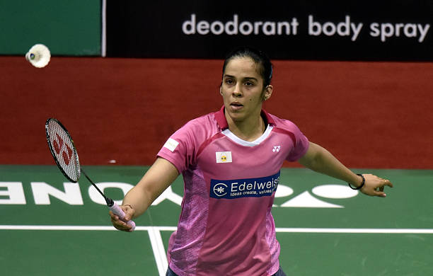 专业教练示范：羽毛球扣球发力技巧与常见错误纠正