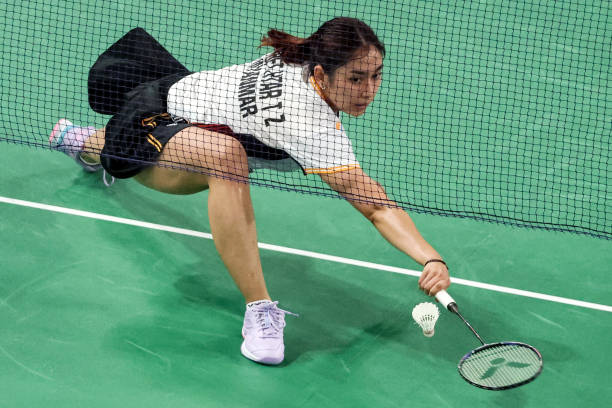 羽毛球发球基础：正手发球与反手发球技巧