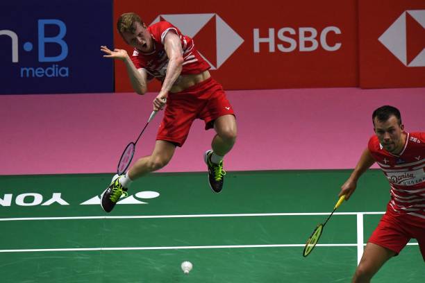 羽毛球双打和单打场地的宽度差异及规则解析