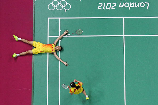 羽毛球打法类型对比:单打与双打的不同策略