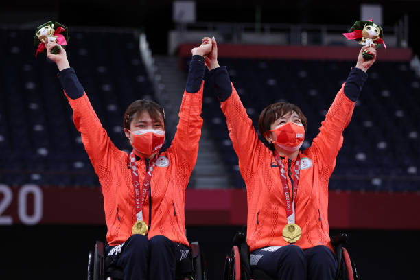 如何设计简洁大气的羽毛球拍底图标?