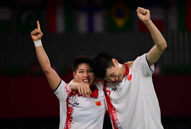 羽毛球单打比赛:如何通过局数决定冠军?