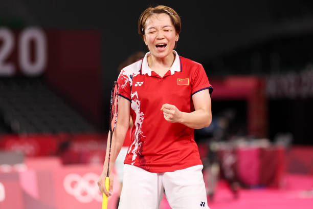 羽毛球单打战术实战:如何运用假动作和心理战术