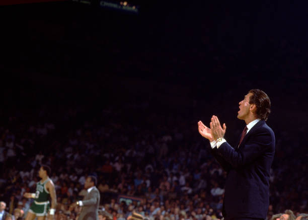 快船vs活塞第三节爆发冲突，裁判回看录像维持原判