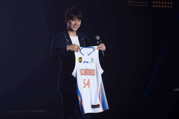 易建联结婚年龄揭秘:篮球巨星何时步入婚姻殿堂?