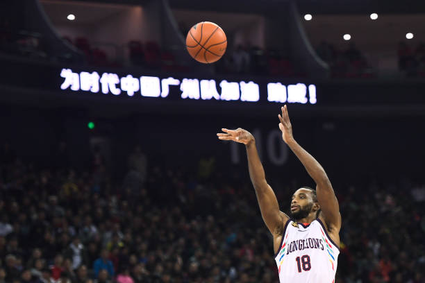 如何避免在比赛中被吹罚走步?规则解析