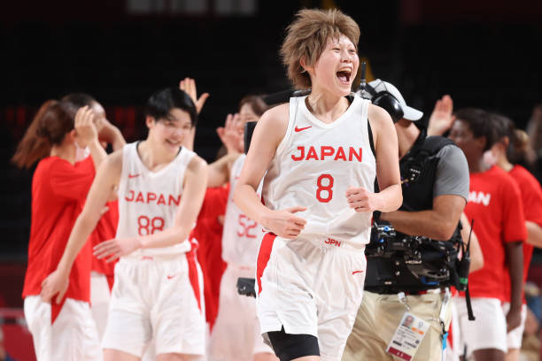 篮球迷必看:今日比赛结果及精彩瞬间回顾