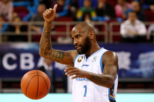 篮球裁判手势解析:犯规判罚的视觉语言