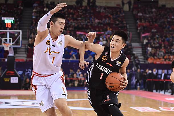 走步违例怎么判?裁判视角下的规则解读