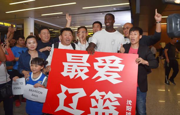 从裁判视角看携带球:判定标准与常见误区