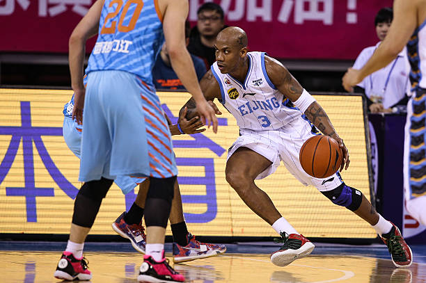 篮球裁判如何准确识别无球犯规?判罚流程解析