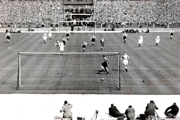 贝尔任意球误伤对手,球迷热议“倒霉球员”是谁