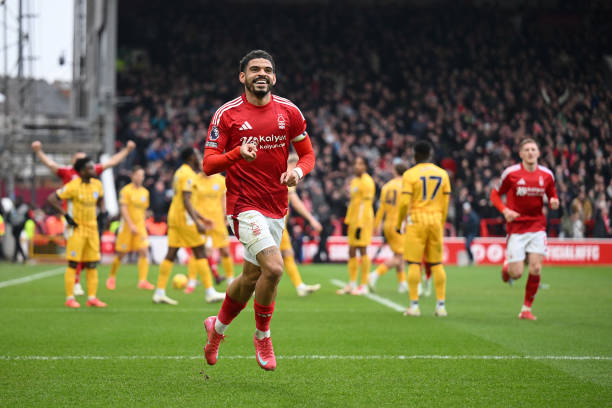 当旗语遭遇争议:VAR时代下边裁的界外球判罚还重要吗?