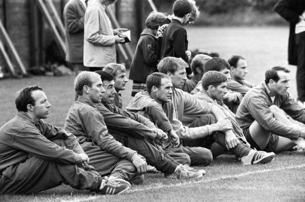 欧足联官方公布德甲赛季最佳阵容,凯恩、维尔茨领衔锋线