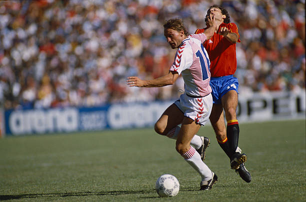 从街头到球场：酷哥的足球梦想之旅