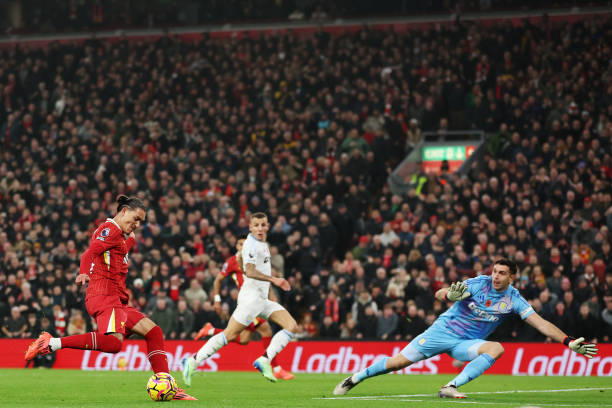 哈里·凯恩守门:当锋线杀手化身最后防线