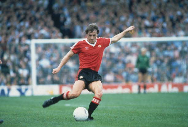 快发任意球破门技巧:时机、角度与心理博弈