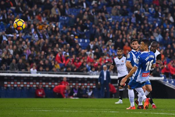 六人制足球中场球员的跑位与组织技巧