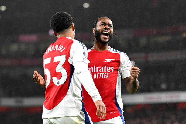 现代足球中，哪些球队仍在坚持全攻全守战术？