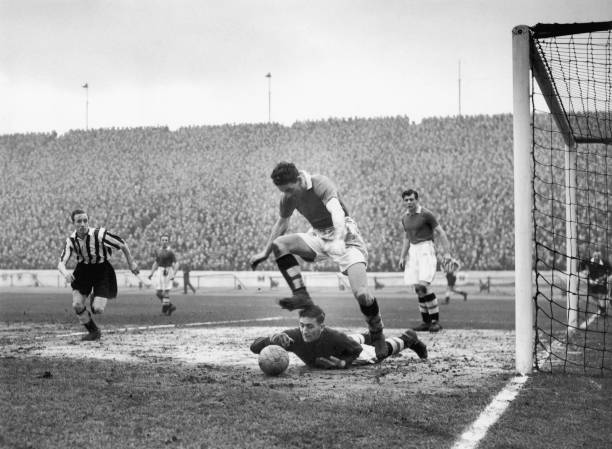 欧冠历届决赛回顾：经典对决与关键数据解析