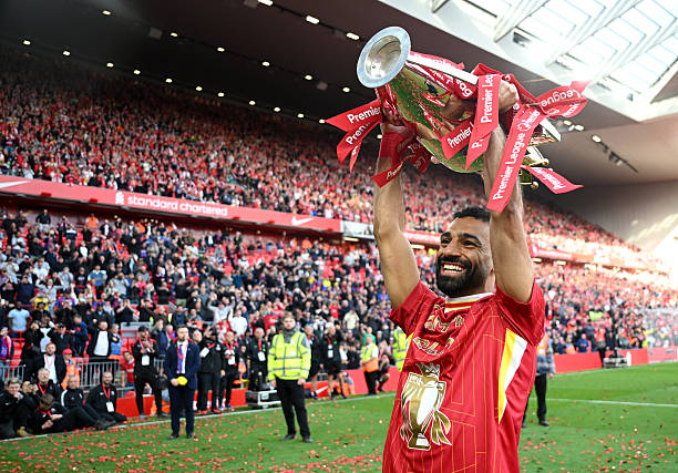 如何利用间接任意球战术制造进球机会?