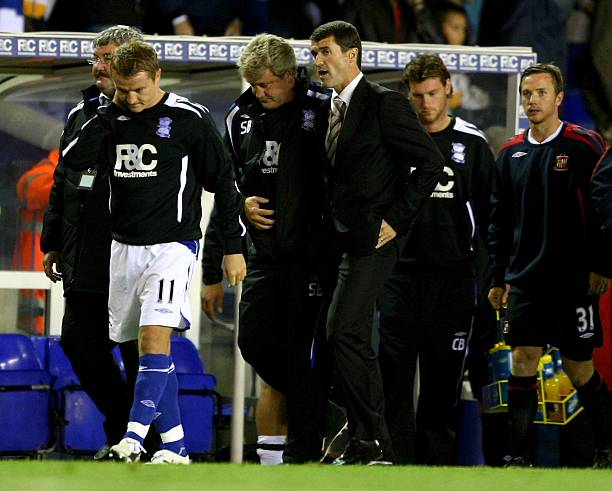 战术争议:摆大巴的保守与防守反击的智慧