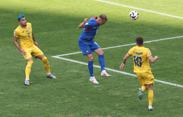 建设一个标准足球场每小时需要投入多少资金？