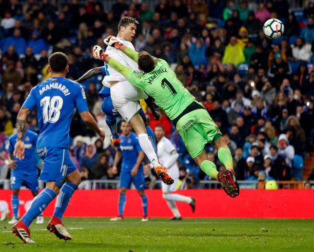 法国足球如何承担金球奖评选的高昂费用?