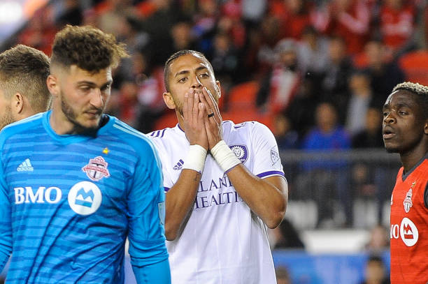 VAR如何判定禁区内越位？关键细节解析