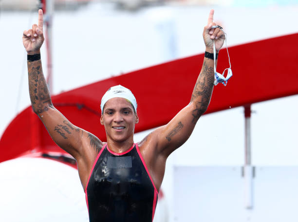 游泳比赛开始时运动员的动作名称