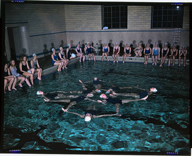 古代文明中的游泳:人类最早的水中探索