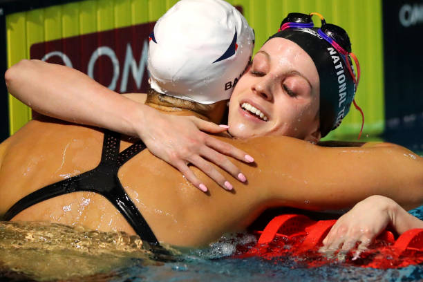 成人游泳课程价格参考:初学者与进阶者