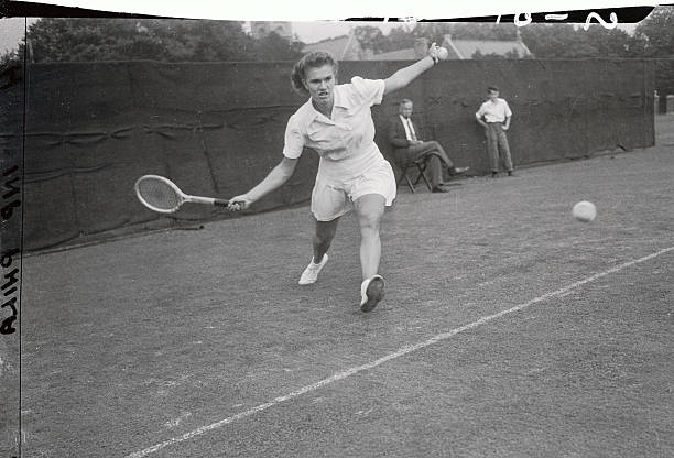 从场地覆盖到战术执行：解析单双打的核心差异