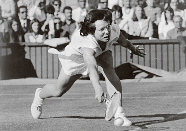 运动场上的礼仪：深入解读网球球童的跪姿传统