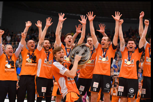 鱼跃救球实战应用:关键时刻的防守利器