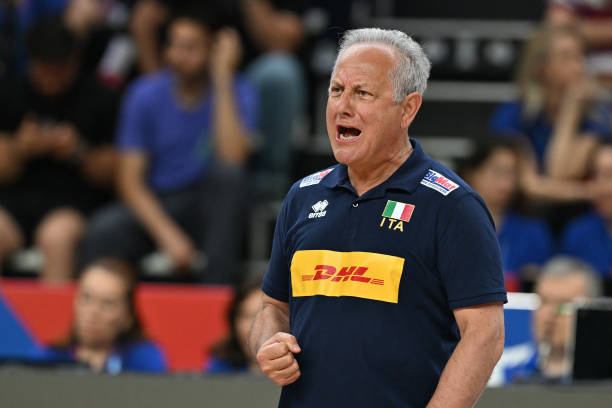 排球发球技术解析:两种发球姿势的动作要领与练习方法