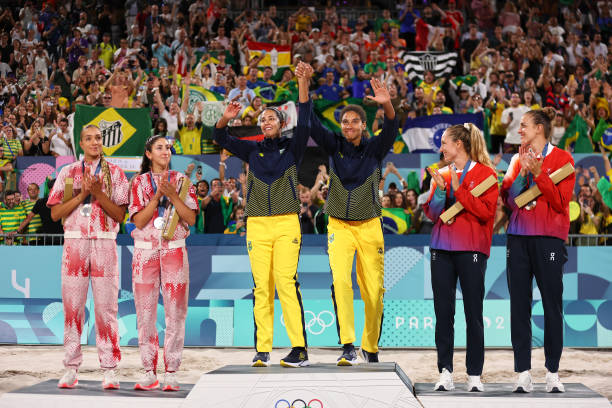 边裁在排球比赛中的具体作用是什么?